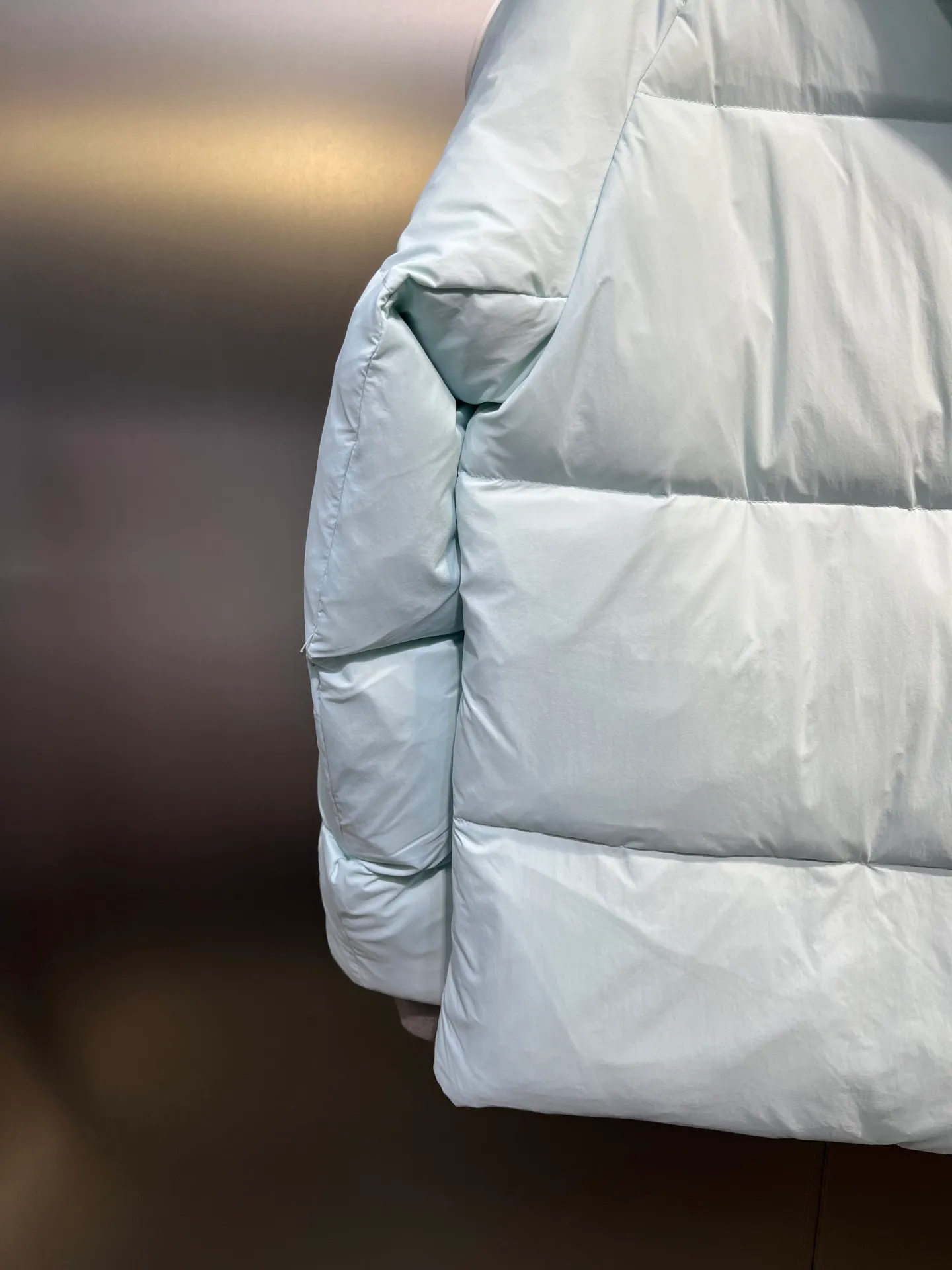 P740 Big Goose Capsule White Label Down Canada Goos* Canada Goose's new limited white label bread jacket, the same style for men and women, filled with 625 fill power white goose down, and the fabric has a satin feel. Suitable for wearing in spring and autumn in various cities, this model has a stand-up collar design, classic and versatile, and has good thermal insulation effect! Fabric + Features: ✅Fabric: 85% polyester, 15% cotton, windproof and waterproof ✅Lining: 100% polyester, windproof and waterproof ✅Filling: 80% pure white duck down, 20% pure white feathers ✅Fillness: 625 ✅Care instructions: Dry cleaning ✅Zipper: Genuine YKK two-way entrance zipper ✅TEI Temperature Feeling Index 1: Lightweight minus 5 degrees to 5 degrees Technology: ✅The fabric is made of CORDURA polyamide fabric, which is a new functional fabric and a leading technological product. The durability is 2 times higher than ordinary nylon fabric. Wear resistance, strong tear resistance, good hand feel and good color. ✅The liner is filled with imported 625 fill power 90 white duck down, the liner is reinforced with anti-runaway velvet liner, and the fly on the front center fly is designed with snap buttons to prevent ventilation and rain. Whether it is hiking, urban walking or polar exploration, this model can help you find the Cana that suits your body, activities and lifestyle. Color: pink, blue, black, white Size: xs-l